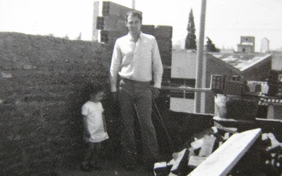 Juan José Caeiro con su hija Celia en la oficina de la calle Bolívar, 1977 — historia de Atender Seguros