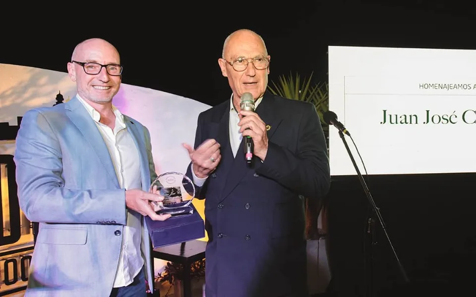 Juan José Caeiro recibe la distinción de AAPAS por los 50 años de la Carta de Buenos Aires, 2022 — Atender Seguros