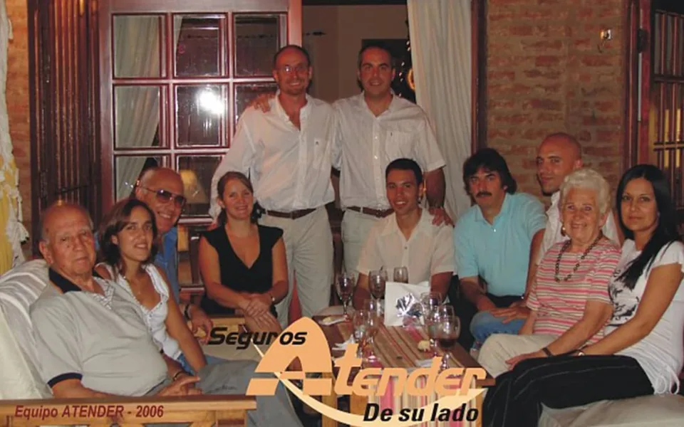 Equipo de ATENDER reunido en una cena de fin de año, 2006