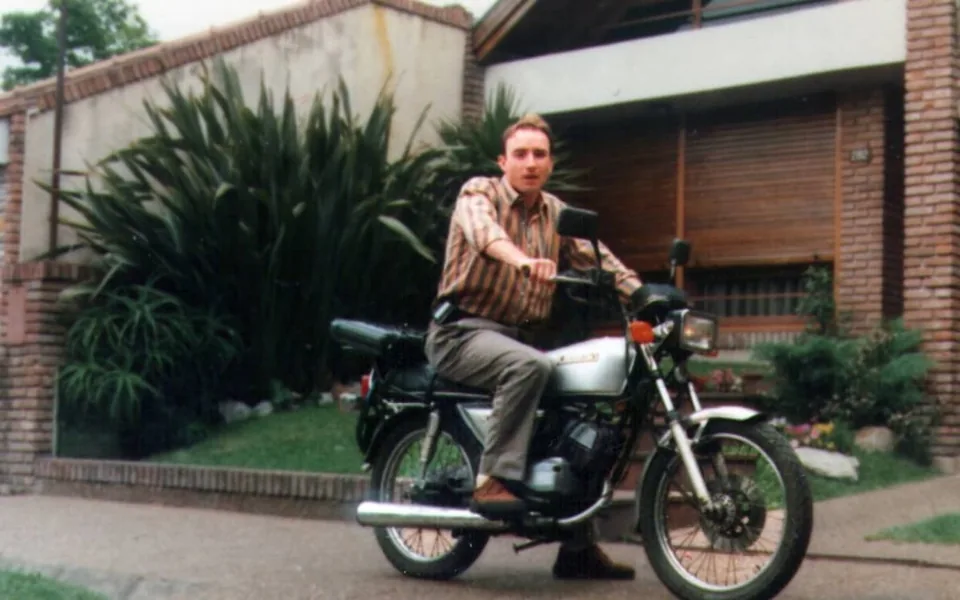 Juanjo entregando pólizas de Atender Seguros en moto con el maletín, 1993
