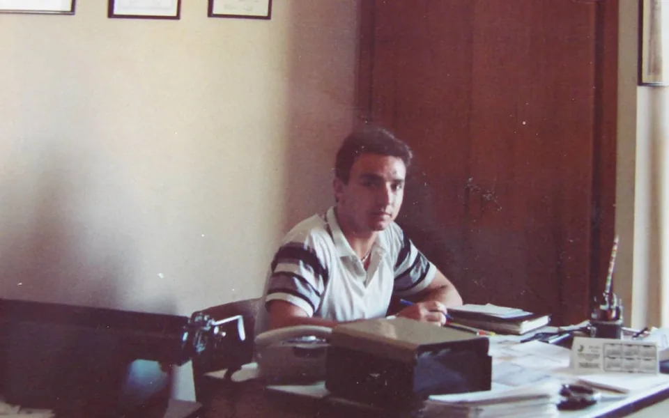 Juanjo a los 18 años trabajando como empleado en la oficina de Alvear, 1990 — Atender Seguros