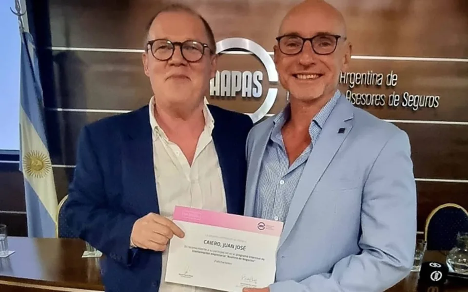 Juanjo recibe su diploma de ANPAS de manos de Daniel González Girardi, 2024 — Atender Seguros