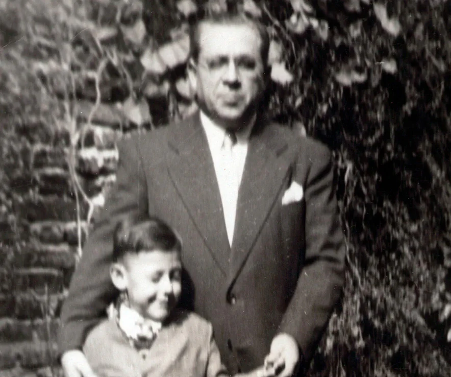 Serapio V. Ortiz junto a Caeiro padre, retrato en blanco y negro, 1954 — historia de Atender Seguros