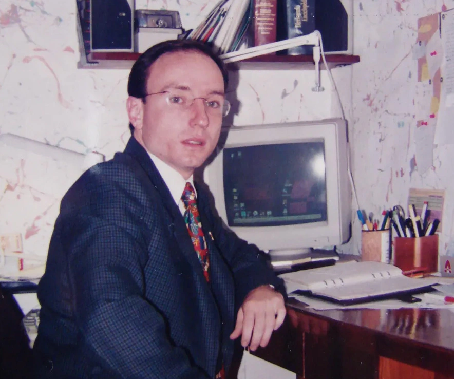 Juanjo en el garage de su casa donde fundó Atender Seguros, 1995