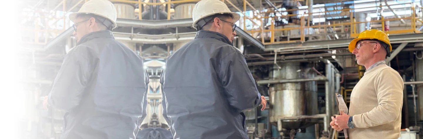 Asesores de ATENDER realizando un relevamiento de riesgos en una planta industrial