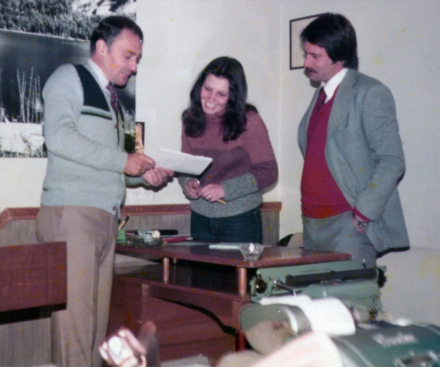 Juan José y Rodolfo Caeiro en la oficina de la calle Bolívar, 1978