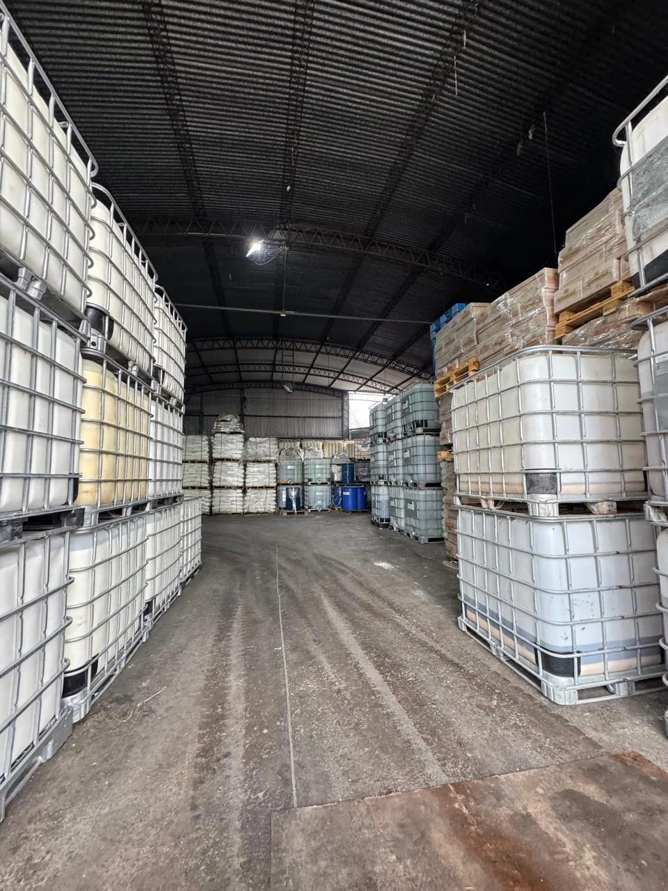 Pasillo de un depósito con contenedores IBC