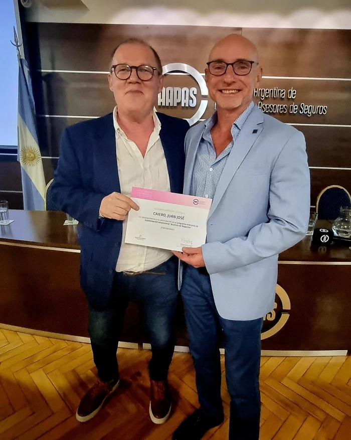 Juanjo Caeiro junto a Daniel González Girardi con su certificado de posgrado.