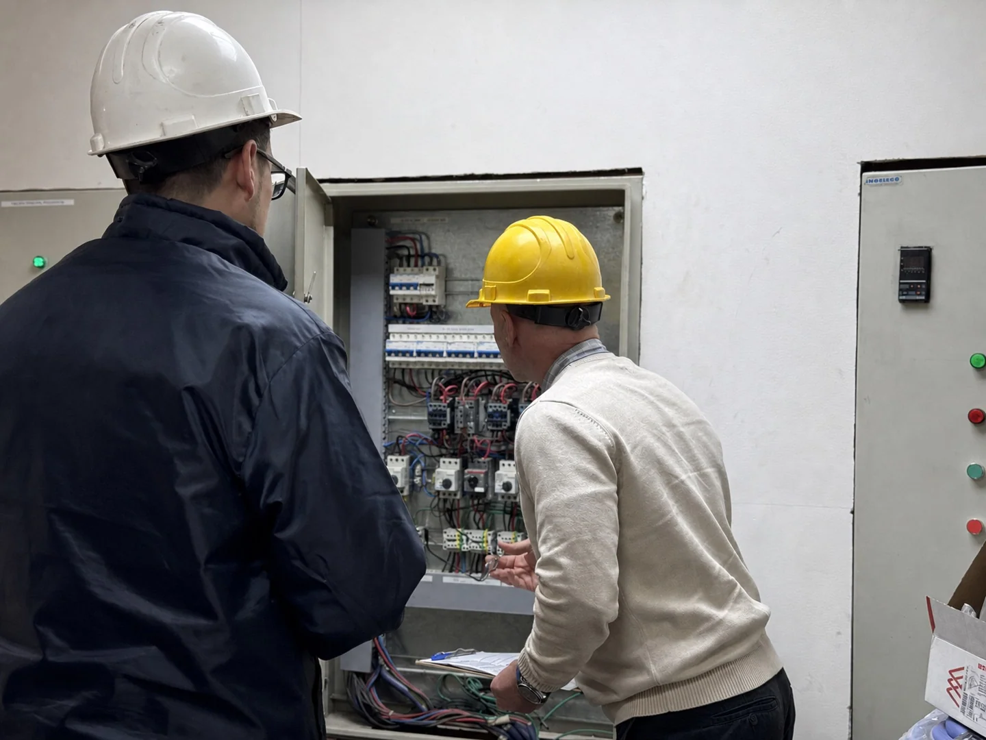 Relevamiento técnico de un tablero eléctrico durante un análisis de riesgos
