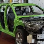 Estructura y componentes de un auto eléctrico en taller