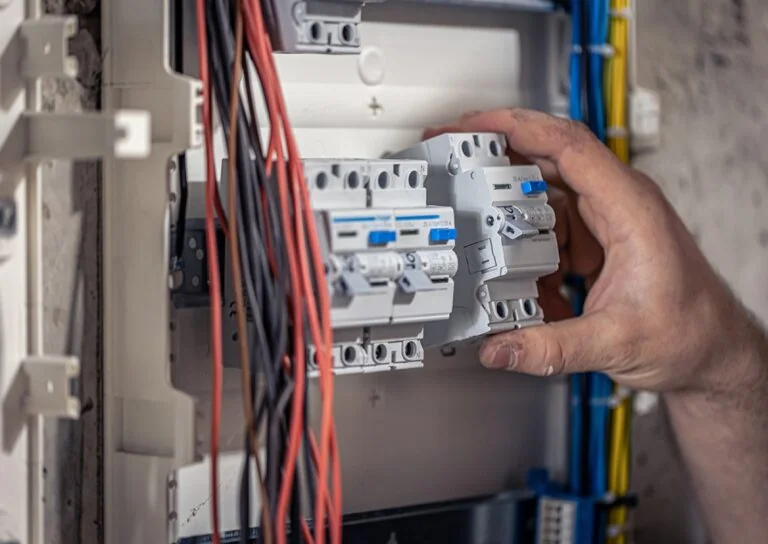 Tablero eléctrico doméstico durante una revisión técnica